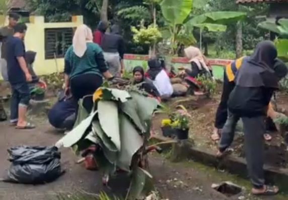 Mahasiswa KKN UNWAHAS 31 Melakukan Kegiatan Kerja Bakti dan Renovasi Taman Balai Desa Peron